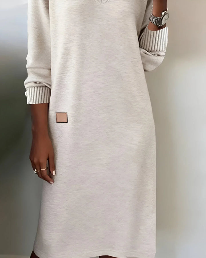 Gebreide midi-jurk met V-hals en patchdetail