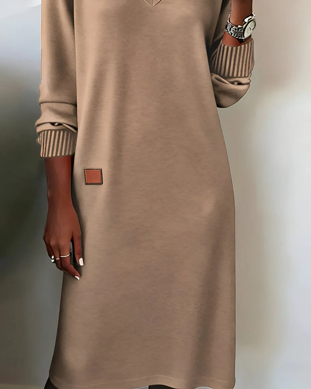 Gebreide midi-jurk met V-hals en patchdetail