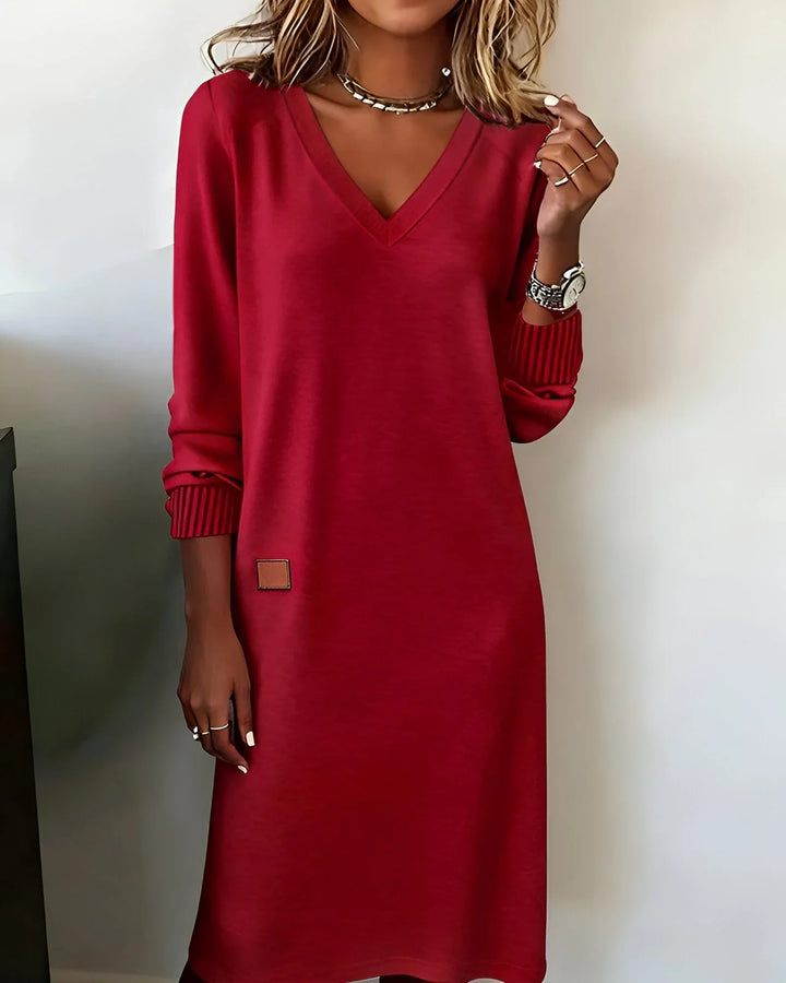 Gebreide midi-jurk met V-hals en patchdetail