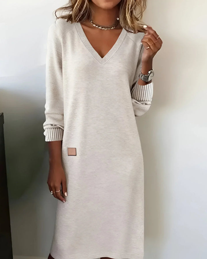 Gebreide midi-jurk met V-hals en patchdetail