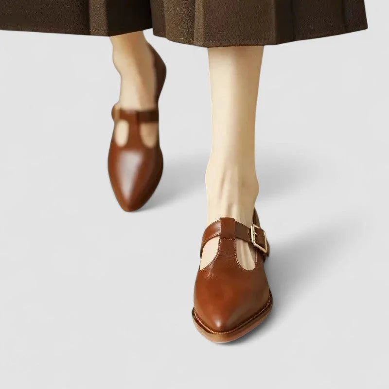Leren puntige T-strap schoenen met blokhak