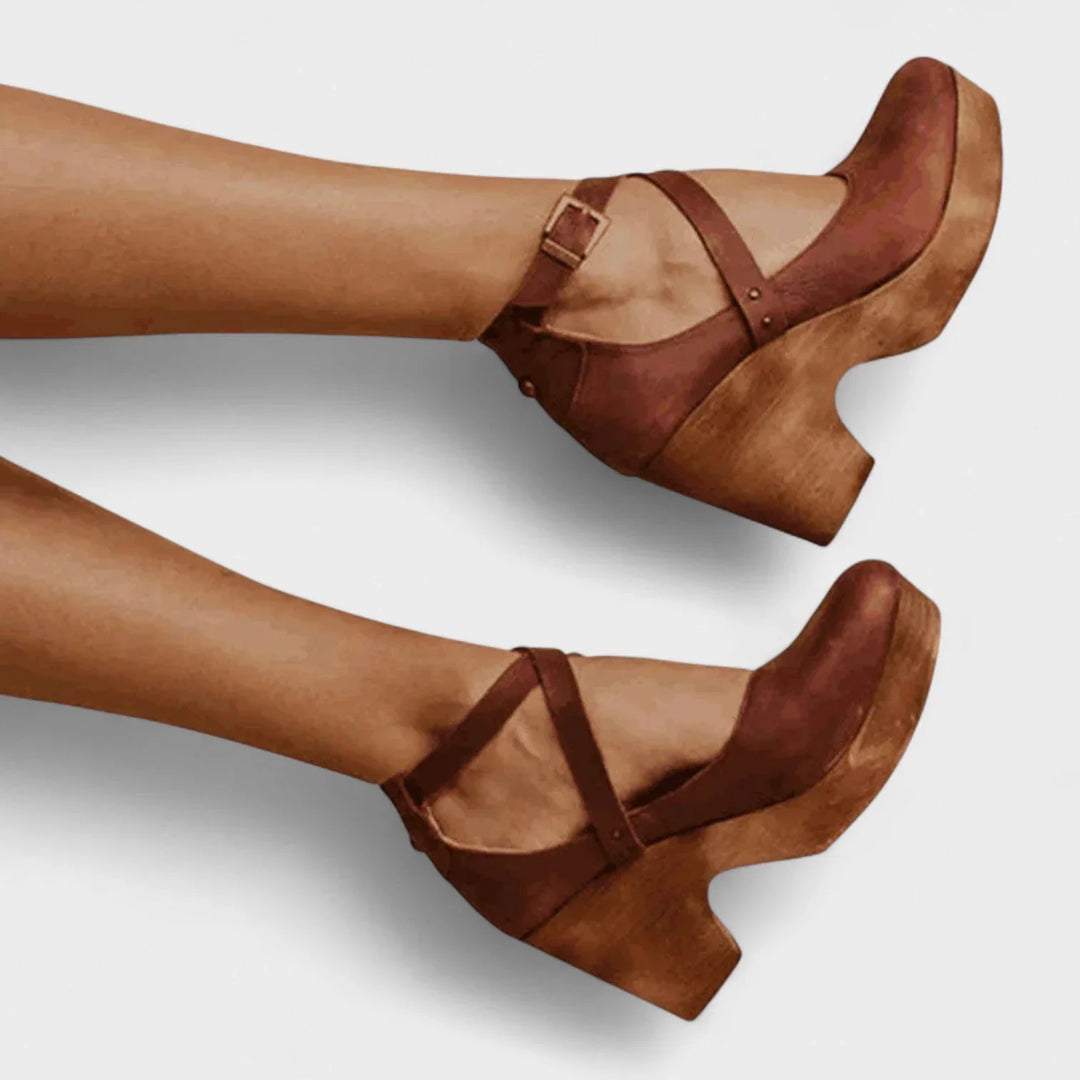 Dames plateausandalen van leer met enkelriem en gesp
