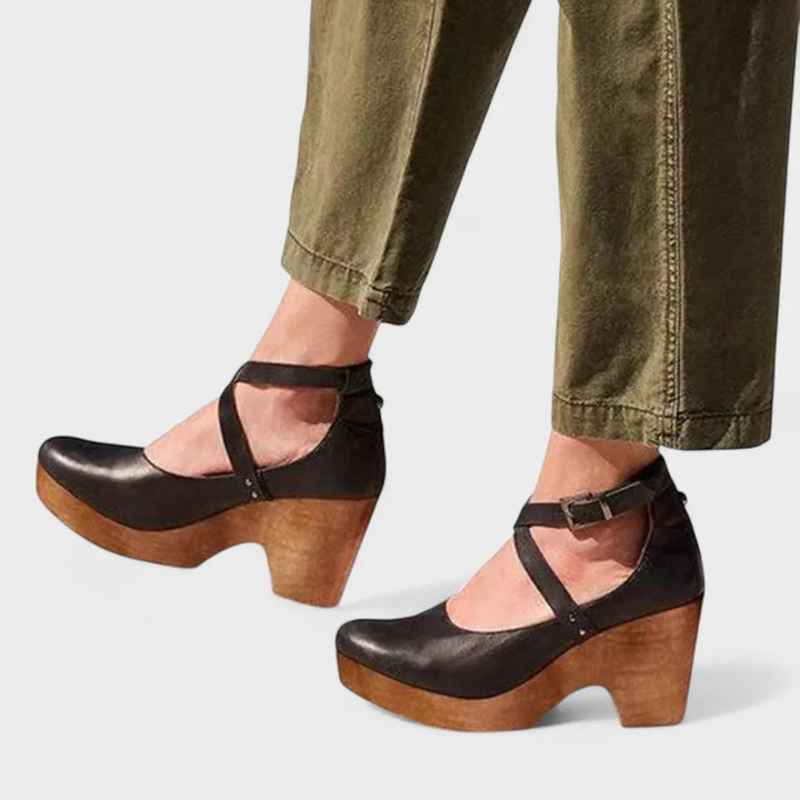 Dames plateausandalen van leer met enkelriem en gesp