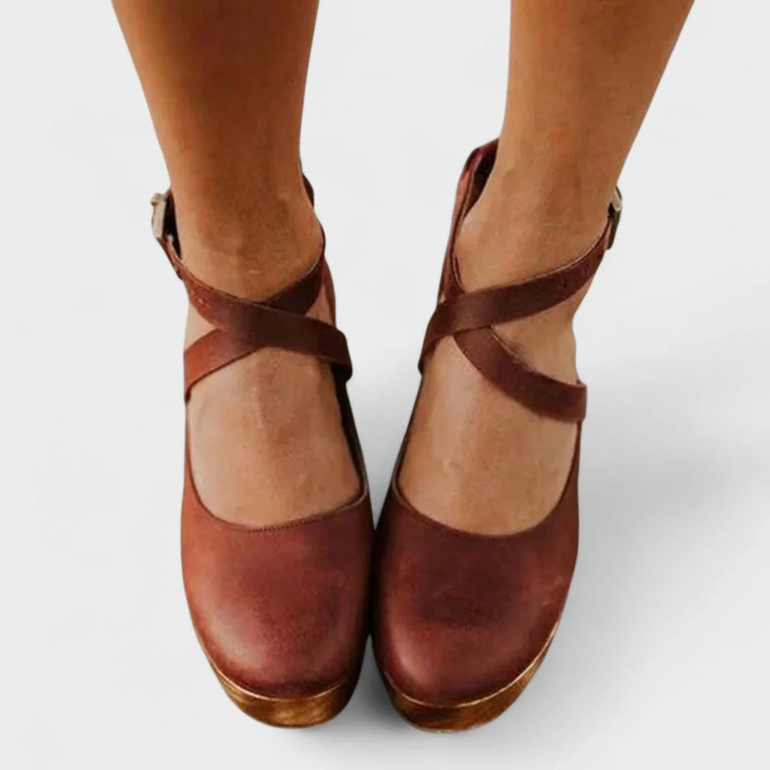 Dames plateausandalen van leer met enkelriem en gesp