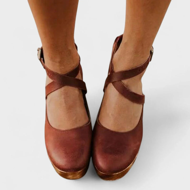 Dames plateausandalen van leer met enkelriem en gesp