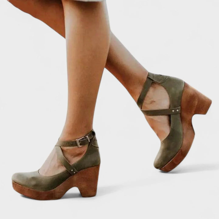 Dames plateausandalen van leer met enkelriem en gesp