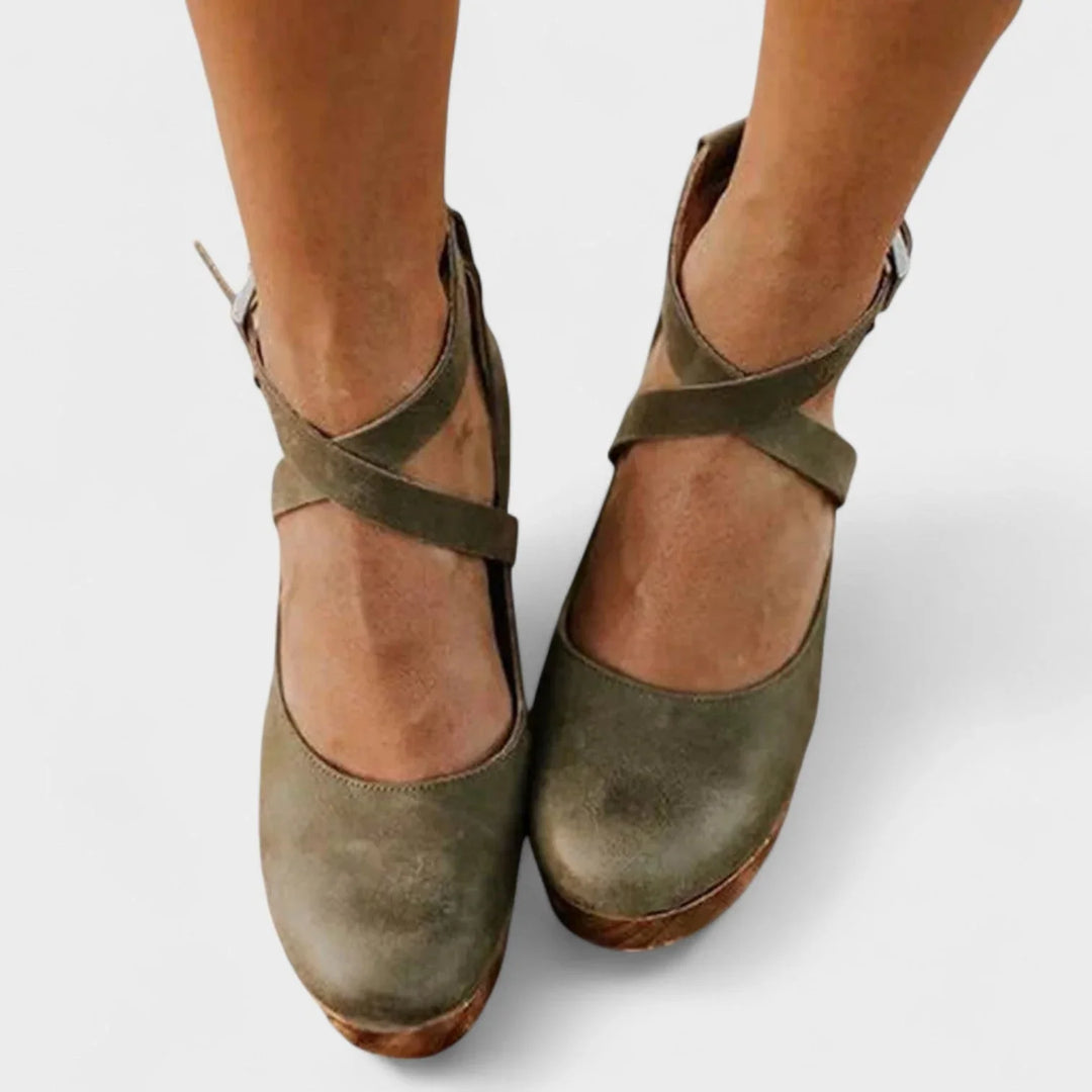 Dames plateausandalen van leer met enkelriem en gesp