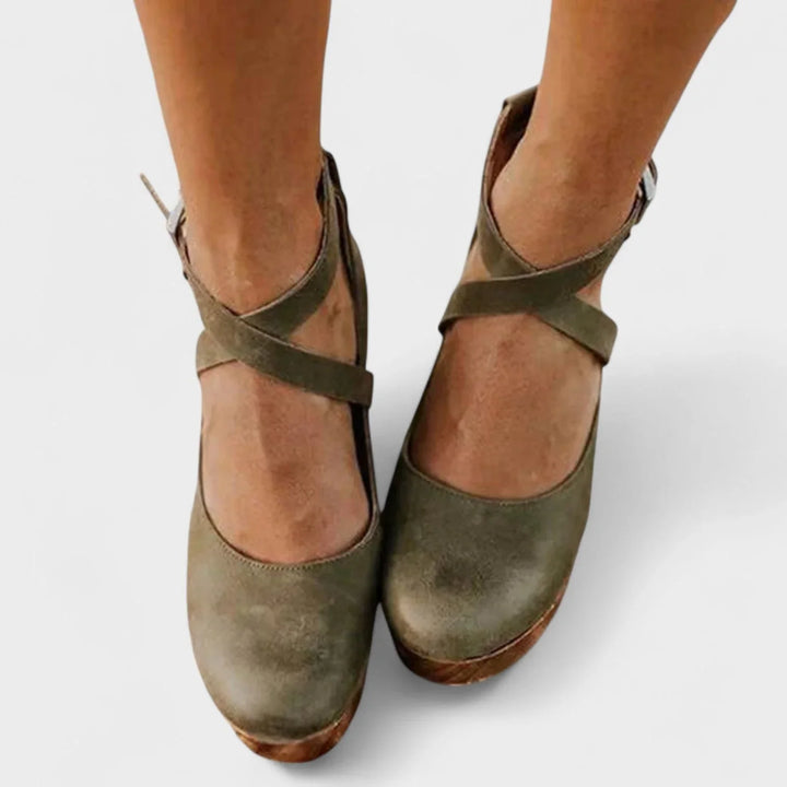 Dames plateausandalen van leer met enkelriem en gesp