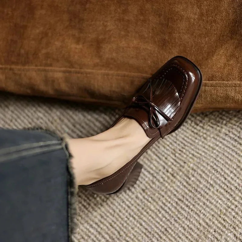 Lakleren loafer-pumps met kwastjes en blokhak