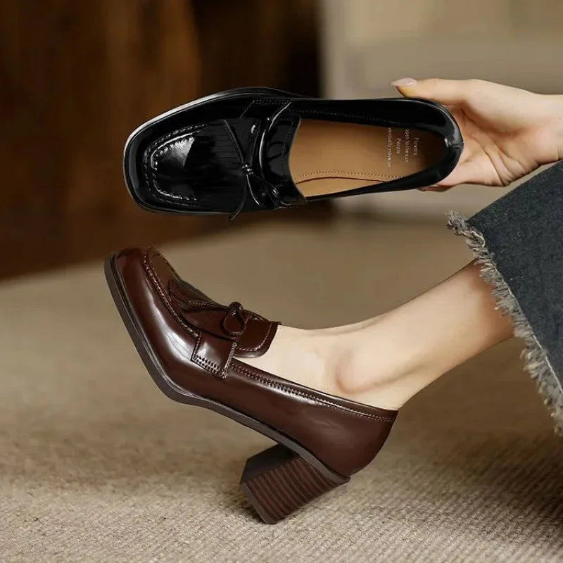 Lakleren loafer-pumps met kwastjes en blokhak