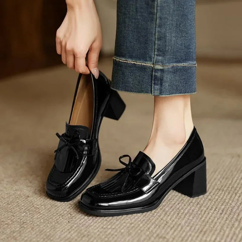 Lakleren loafer-pumps met kwastjes en blokhak
