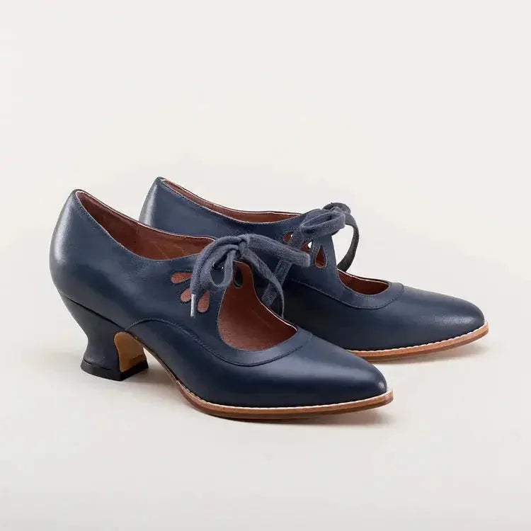 Retro leren pumps met veters en uitsnijdingen