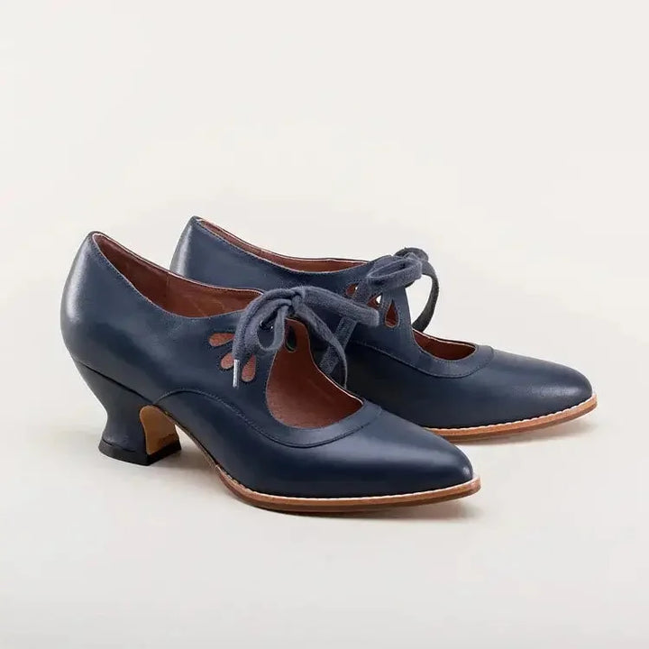 Retro leren pumps met veters en uitsnijdingen