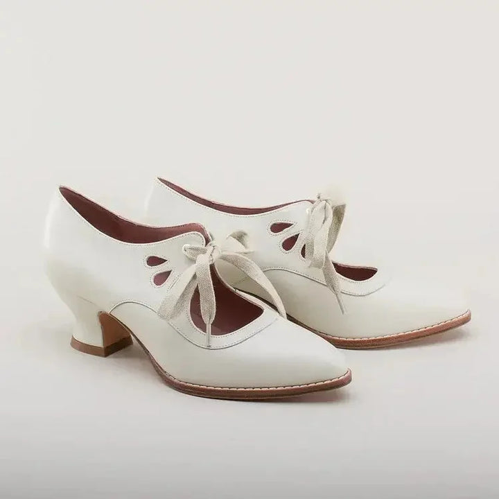 Retro leren pumps met veters en uitsnijdingen