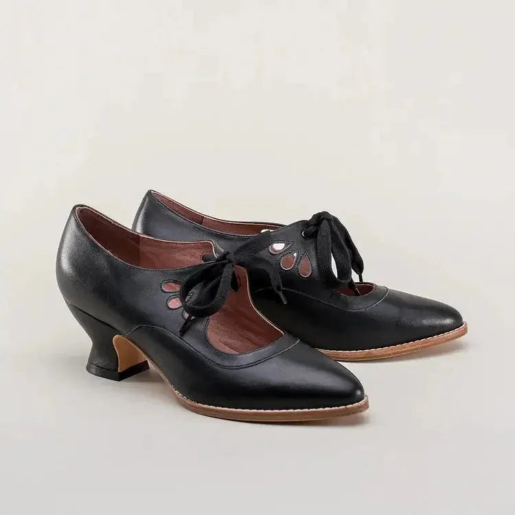 Retro leren pumps met veters en uitsnijdingen