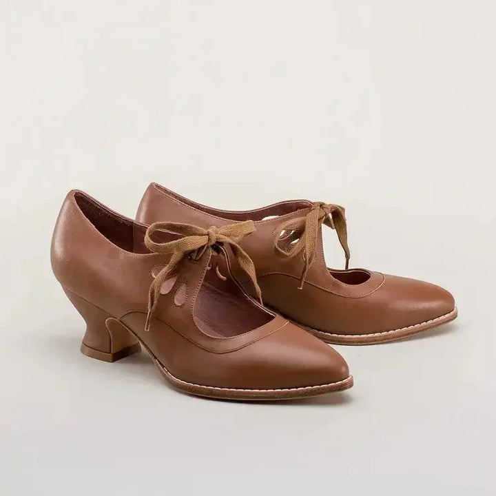 Retro leren pumps met veters en uitsnijdingen