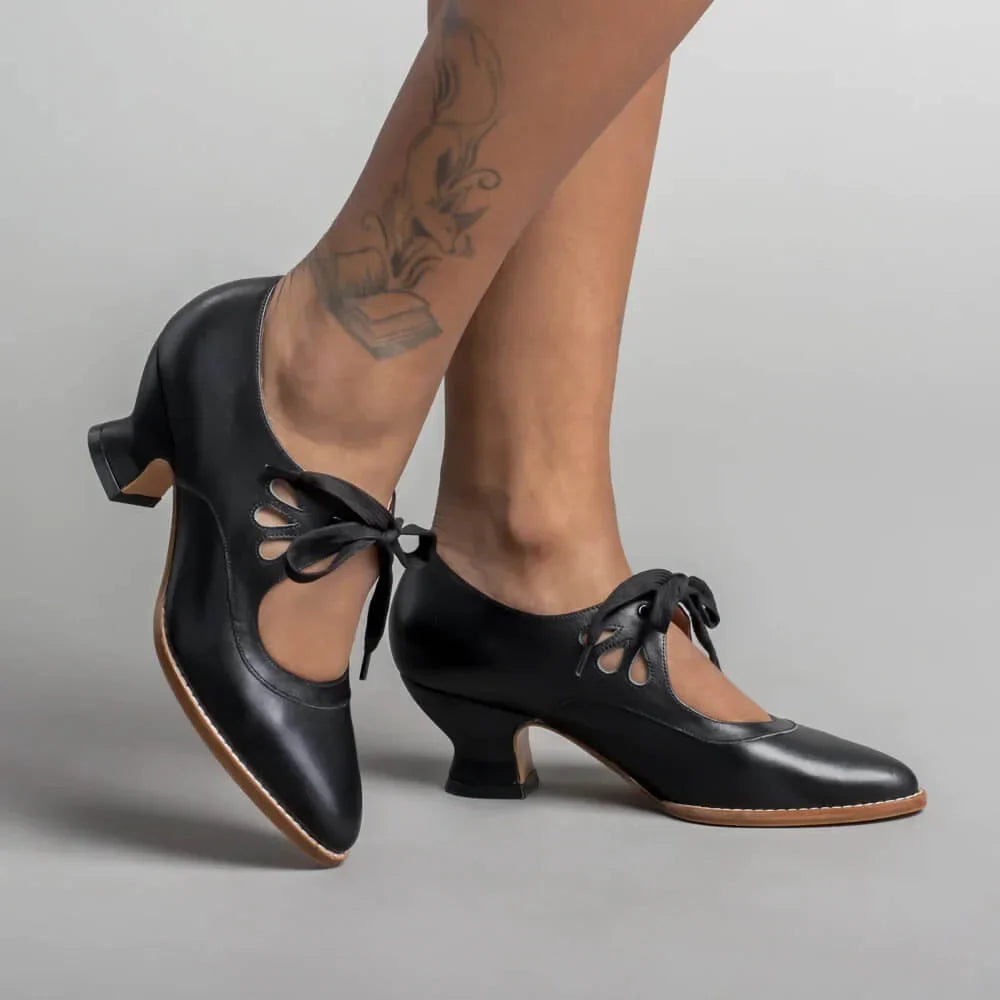 Retro leren pumps met veters en uitsnijdingen