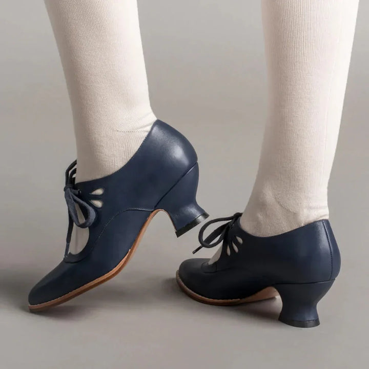 Retro leren pumps met veters en uitsnijdingen