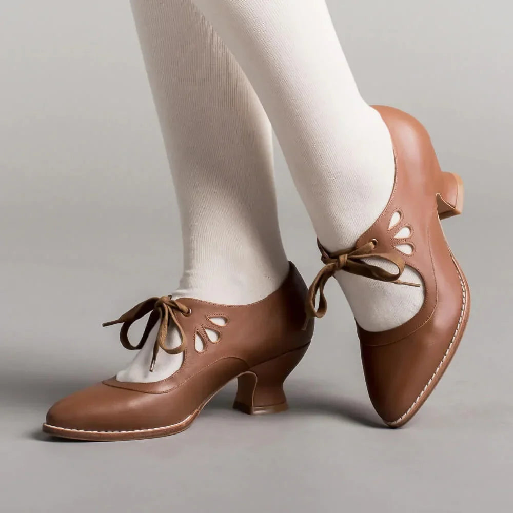 Retro leren pumps met veters en uitsnijdingen