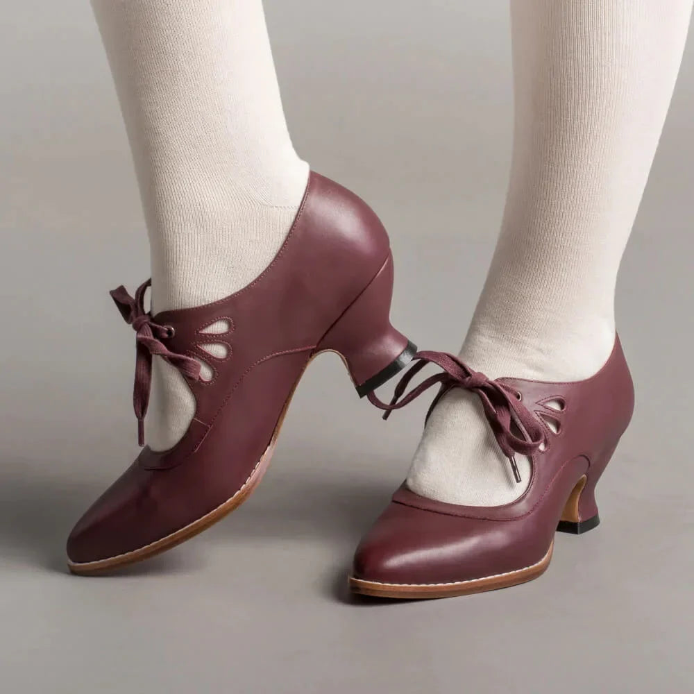 Retro leren pumps met veters en uitsnijdingen