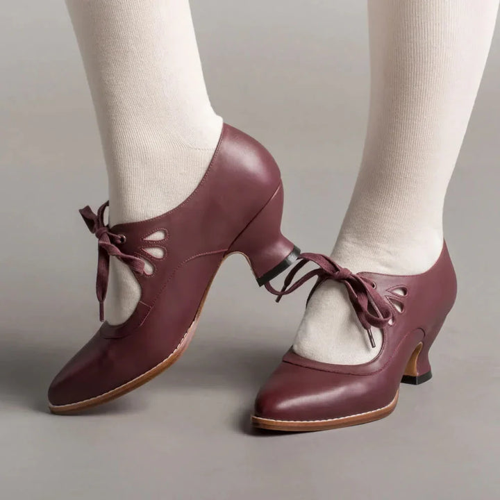 Retro leren pumps met veters en uitsnijdingen