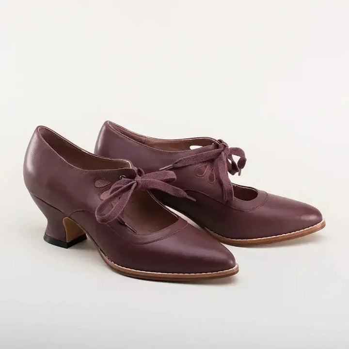 Retro leren pumps met veters en uitsnijdingen
