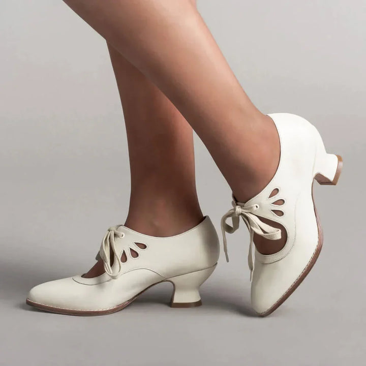 Retro leren pumps met veters en uitsnijdingen