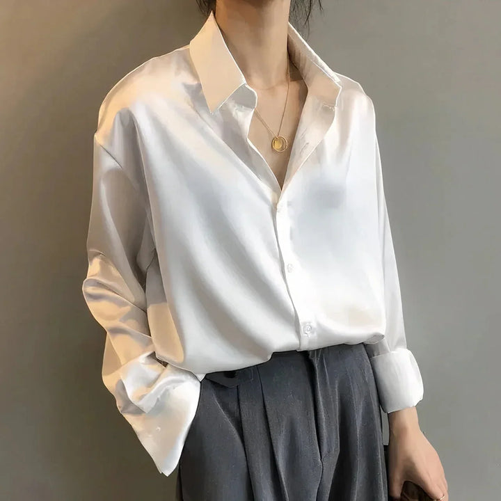 Satijnen blouse met lange mouw en puntkraag