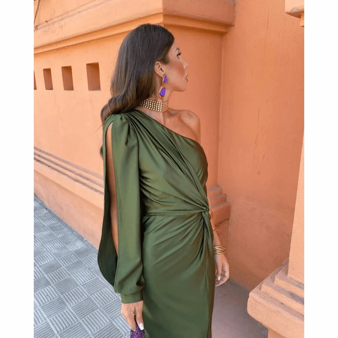 Satijnen one-shoulder maxi-jurk met split