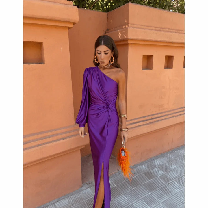 Satijnen one-shoulder maxi-jurk met split