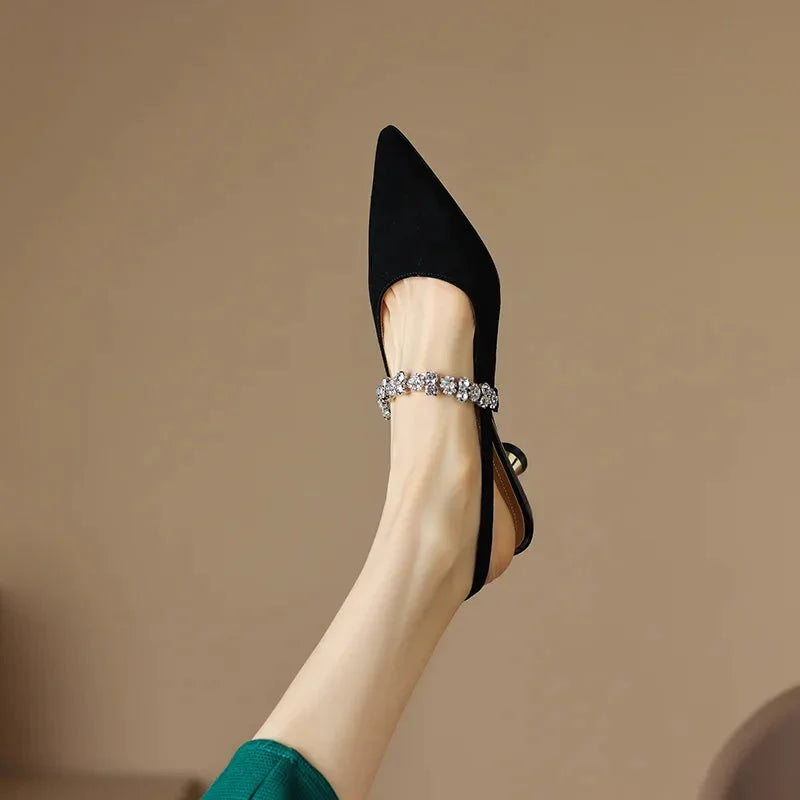 Slingback pumps met puntneus en kristallen bandje