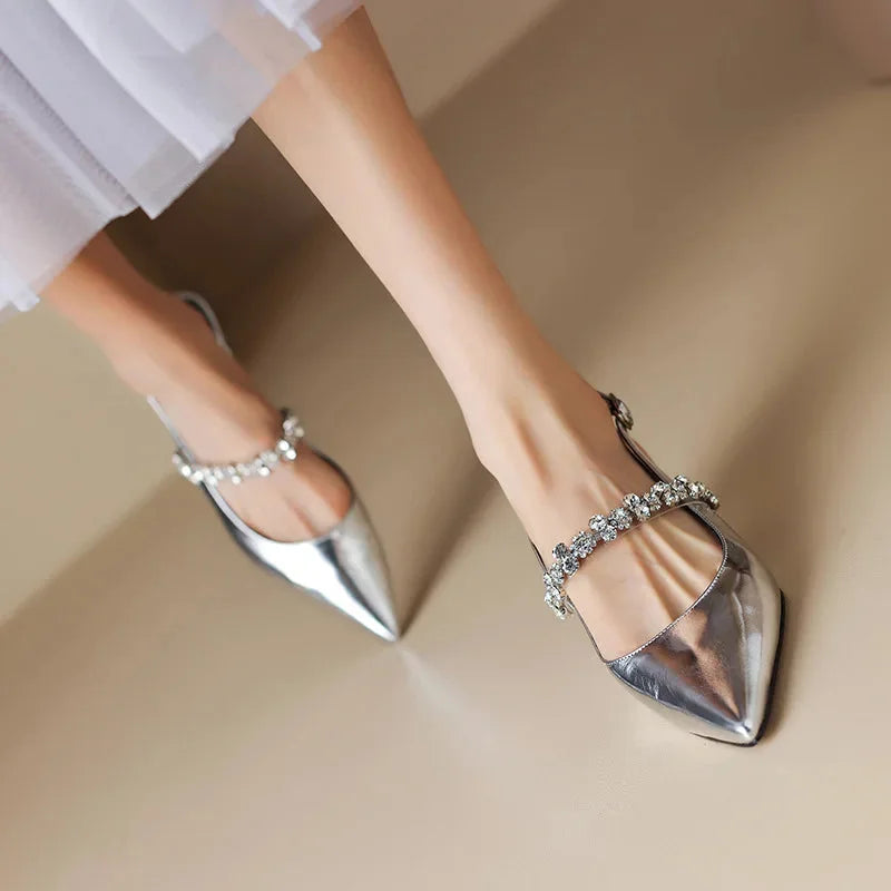 Slingback pumps met puntneus en kristallen bandje