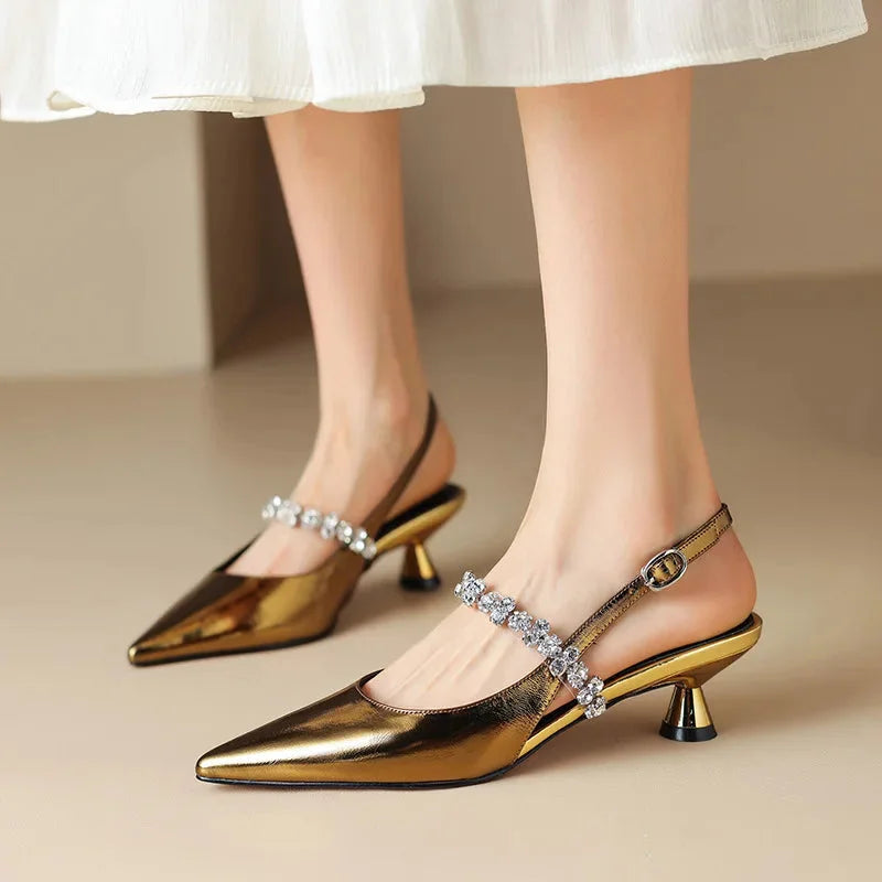 Slingback pumps met puntneus en kristallen bandje