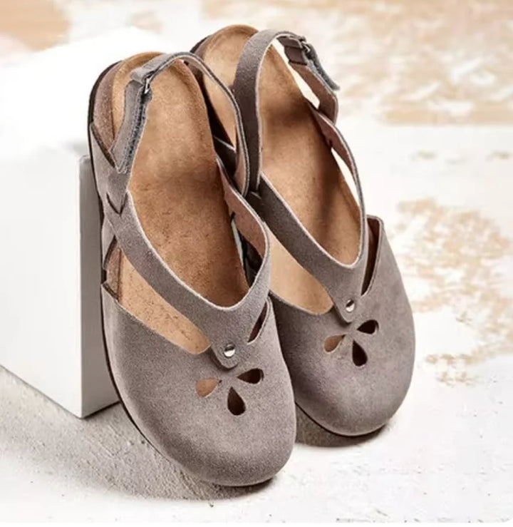Suède slingback sandalen met bloemenuitsnijding