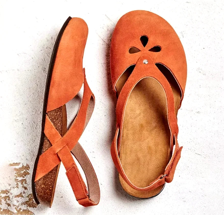 Suède slingback sandalen met bloemenuitsnijding