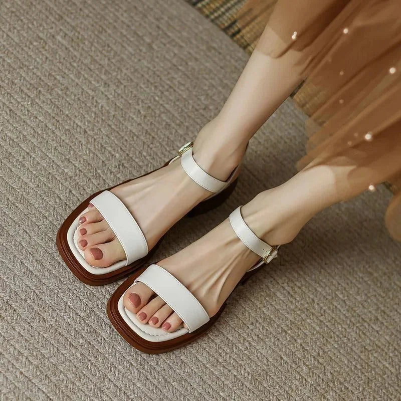 Sandalen met dikke plateauzool in vegan leer en enkelbandje