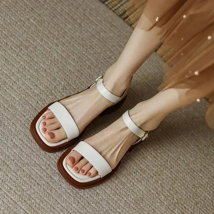 Sandalen met dikke plateauzool in vegan leer en enkelbandje