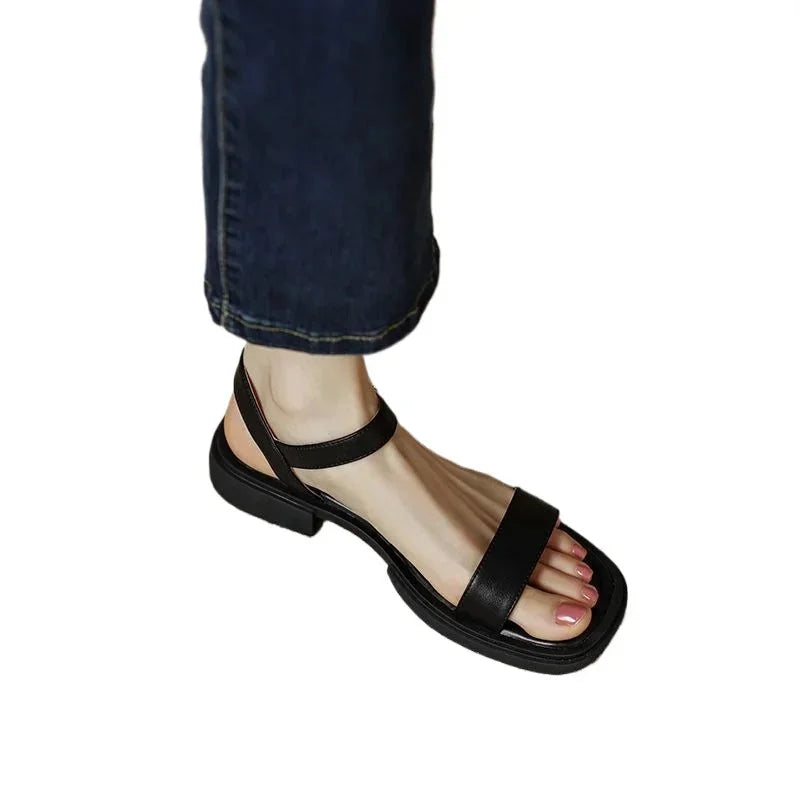 Sandalen met dikke plateauzool in vegan leer en enkelbandje