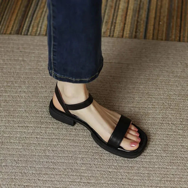 Sandalen met dikke plateauzool in vegan leer en enkelbandje