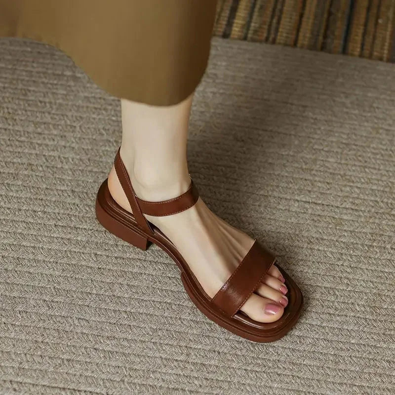Sandalen met dikke plateauzool in vegan leer en enkelbandje