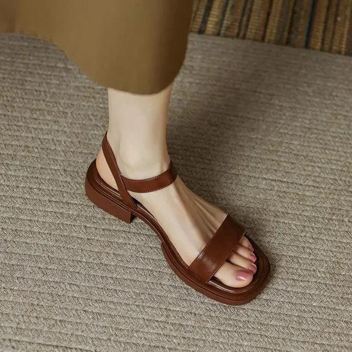 Sandalen met dikke plateauzool in vegan leer en enkelbandje