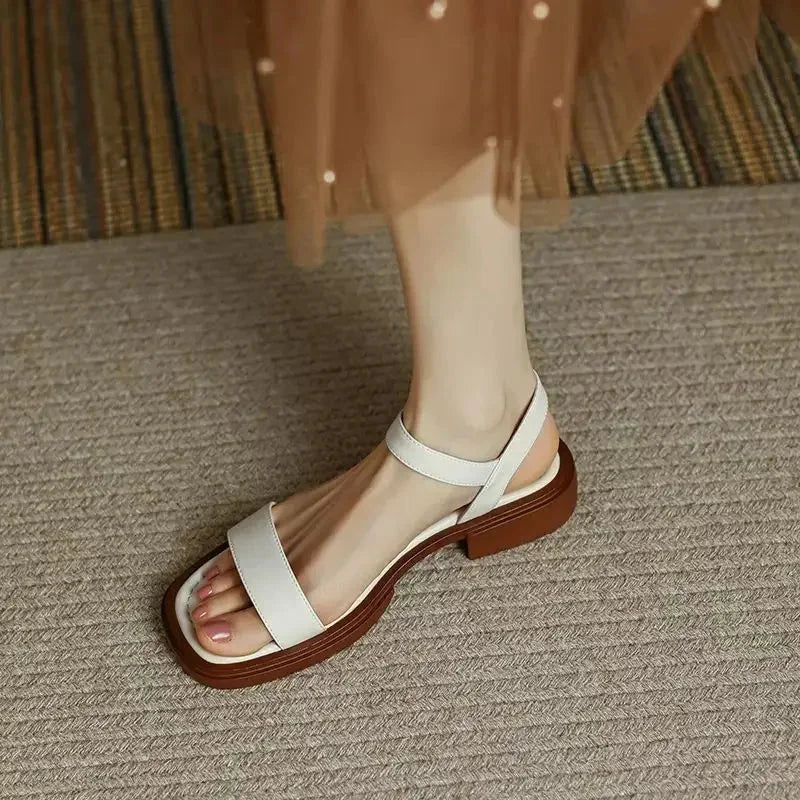Sandalen met dikke plateauzool in vegan leer en enkelbandje